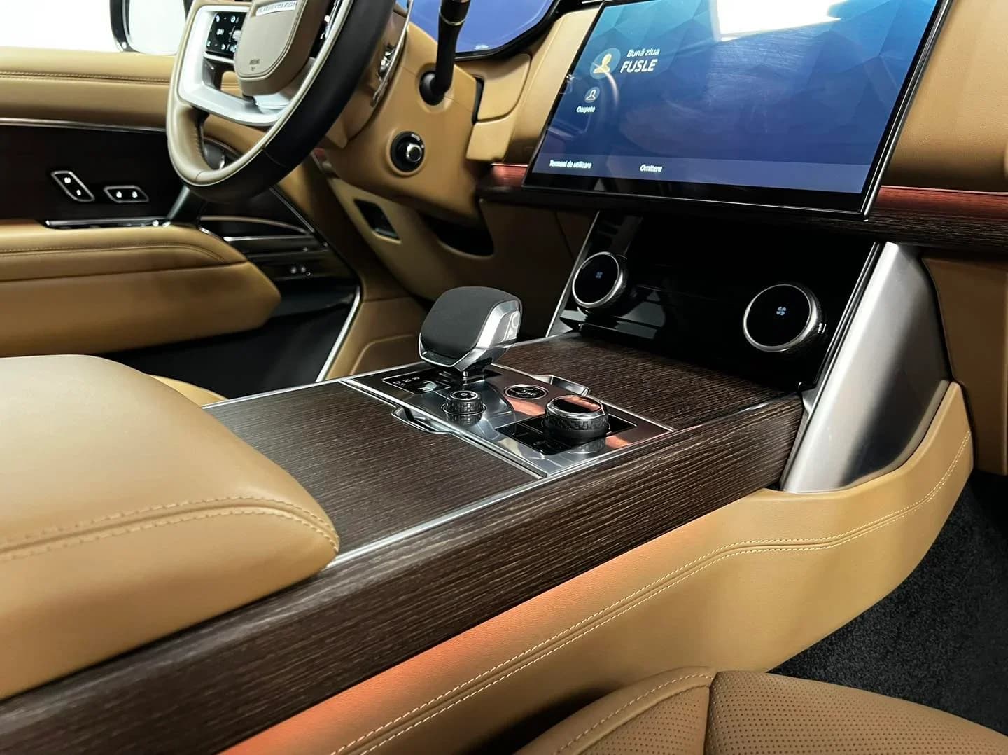 Poza console centrala Range Rover SV in atelierul ETS Detailing pentru pachet profesional de detailing interior si exterior - Proiect Satu Mare.