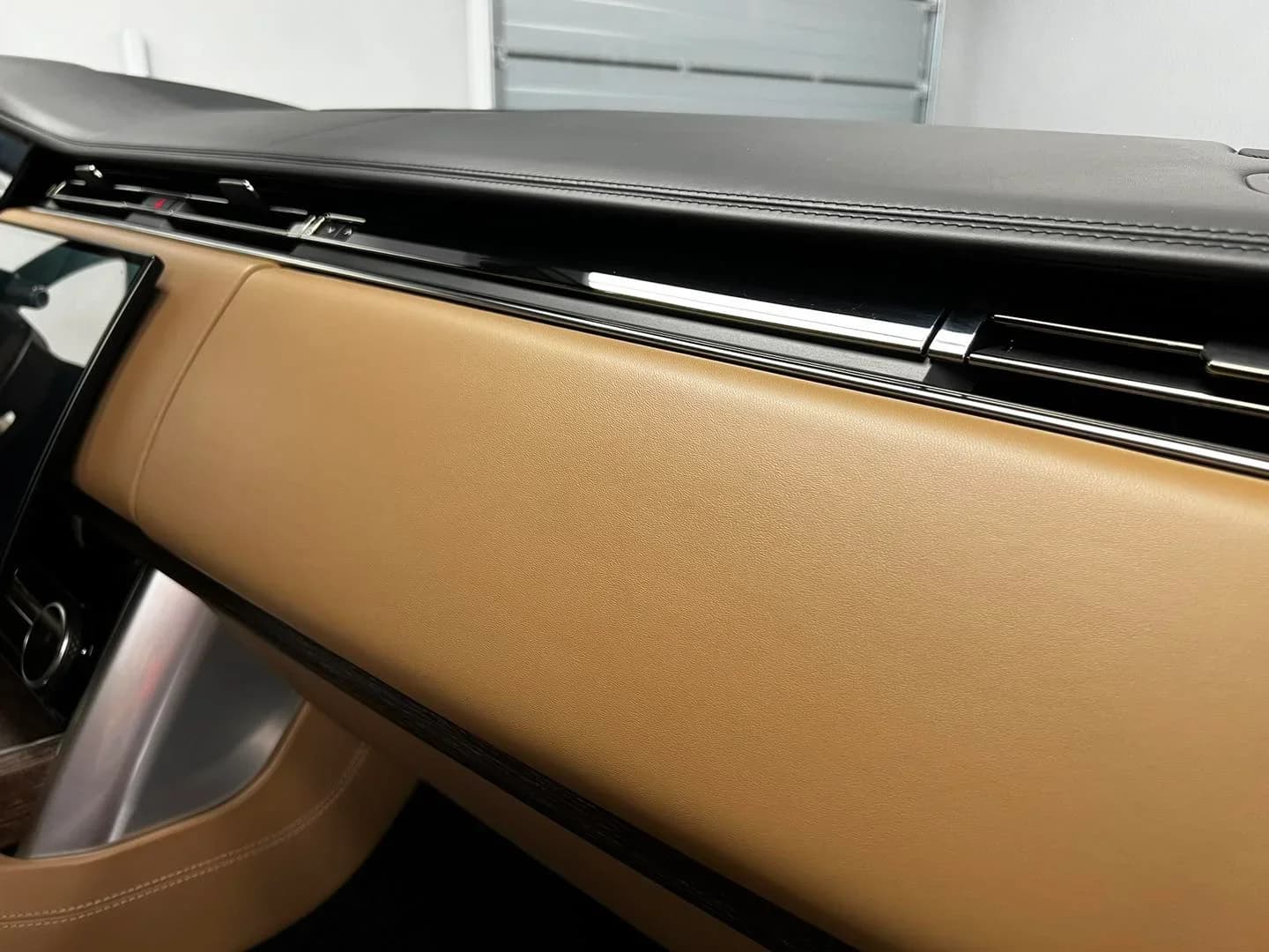 Poza bord piele Range Rover SV in atelierul ETS Detailing pentru pachet profesional de detailing interior si exterior - Proiect Satu Mare.