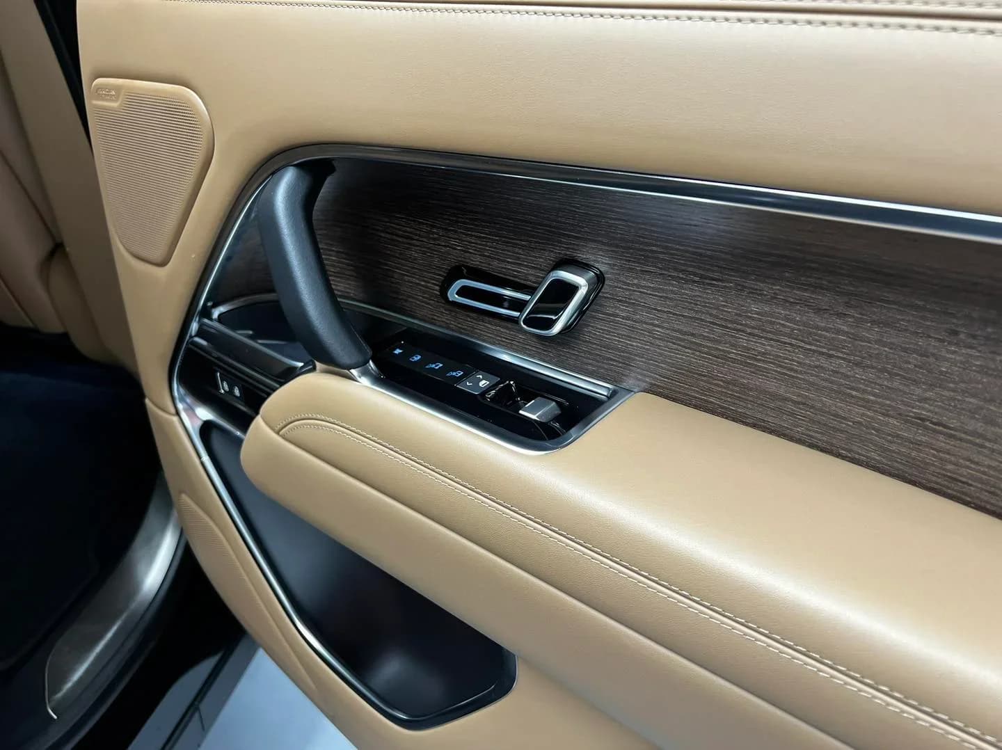 Poza fata usa cu butoane de reglaje scaune Range Rover SV in atelierul ETS Detailing pentru pachet profesional de detailing interior si exterior - Proiect Satu Mare.