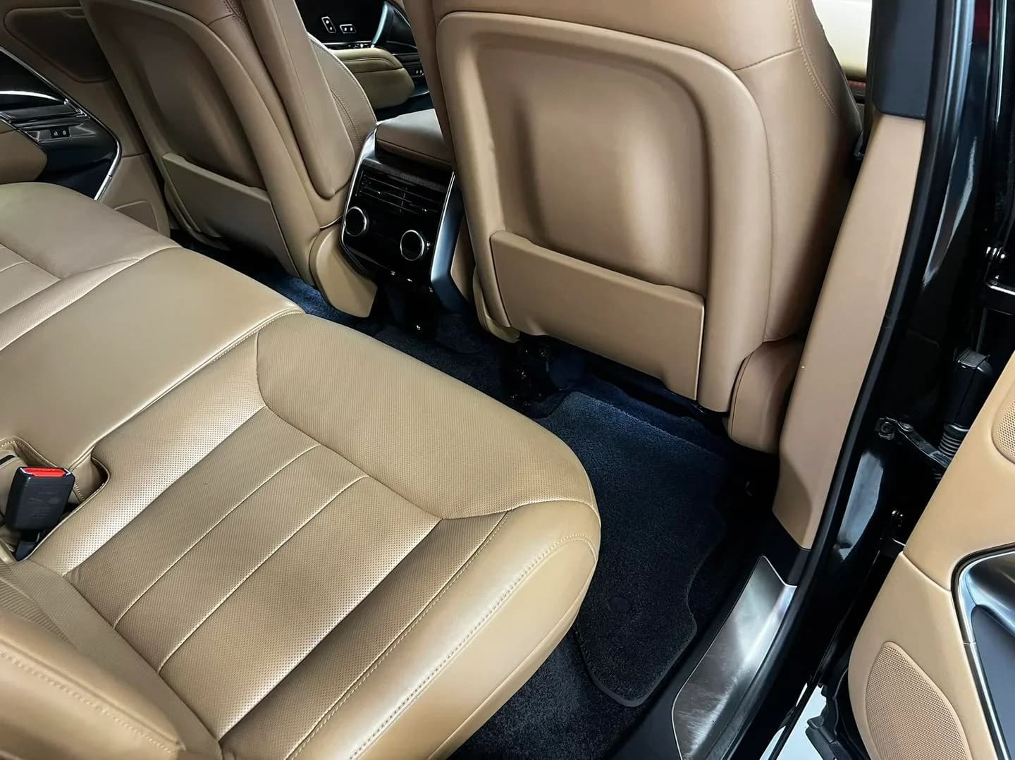 Poza Interior Spate Range Rover SV in atelierul ETS Detailing pentru pachet profesional de detailing interior si exterior - Proiect Satu Mare.