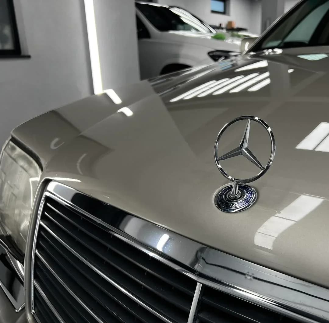 Poza emblema Mercedes-Benz S500 in curs de reconditionare totala si aplicare tratament ceramic Krytex 7H in atelierul ETS Detailing Satu Mare.