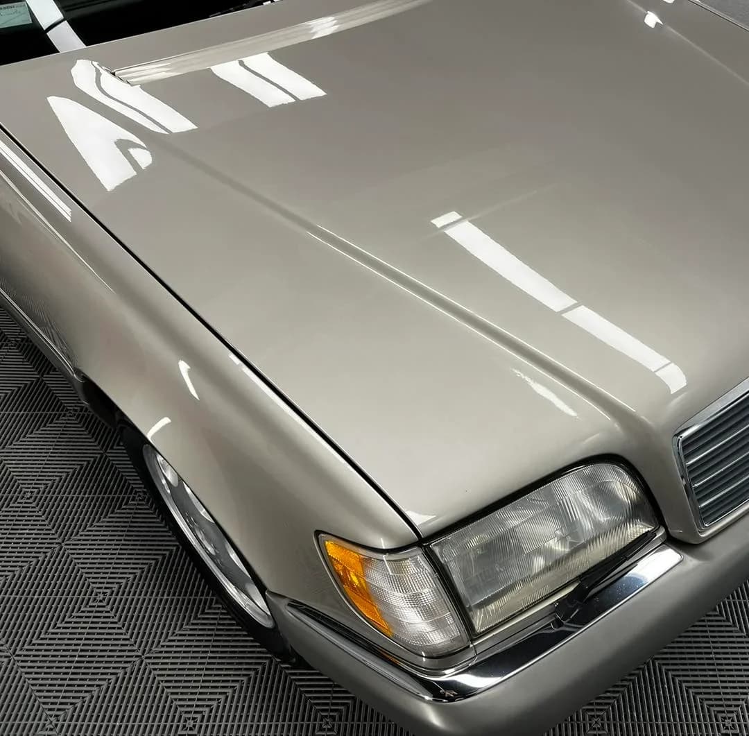 Poza capota Mercedes-Benz S500 in curs de reconditionare totala si aplicare tratament ceramic Krytex 7H in atelierul ETS Detailing Satu Mare.