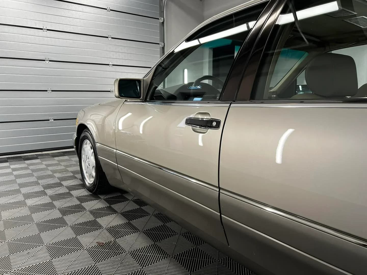 Poza lateral usi Mercedes-Benz S500 in curs de reconditionare totala si aplicare tratament ceramic Krytex 7H in atelierul ETS Detailing Satu Mare.
