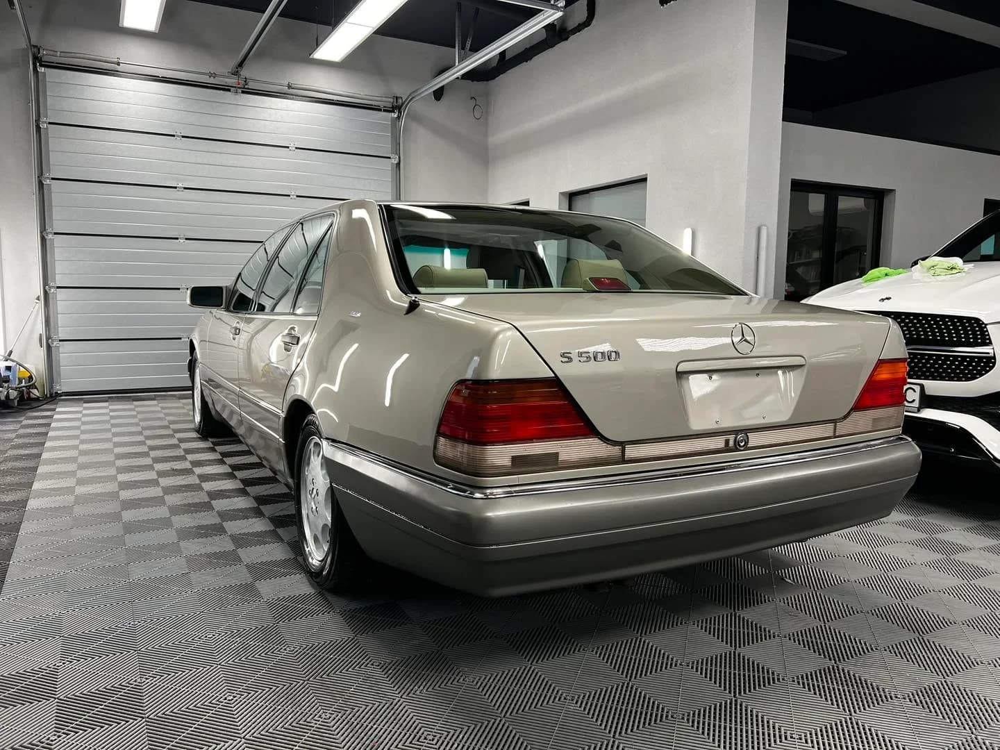 Poza lateral stanga Mercedes-Benz S500 in curs de reconditionare totala si aplicare tratament ceramic Krytex 7H in atelierul ETS Detailing Satu Mare.