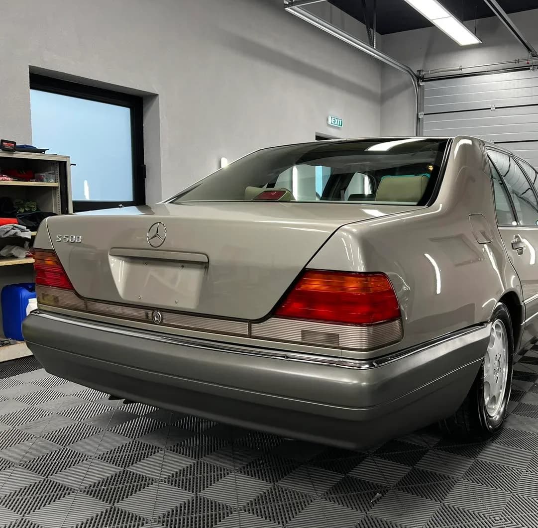 Poza lateral spate dreapta Mercedes-Benz S500 in curs de reconditionare totala si aplicare tratament ceramic Krytex 7H in atelierul ETS Detailing Satu Mare.