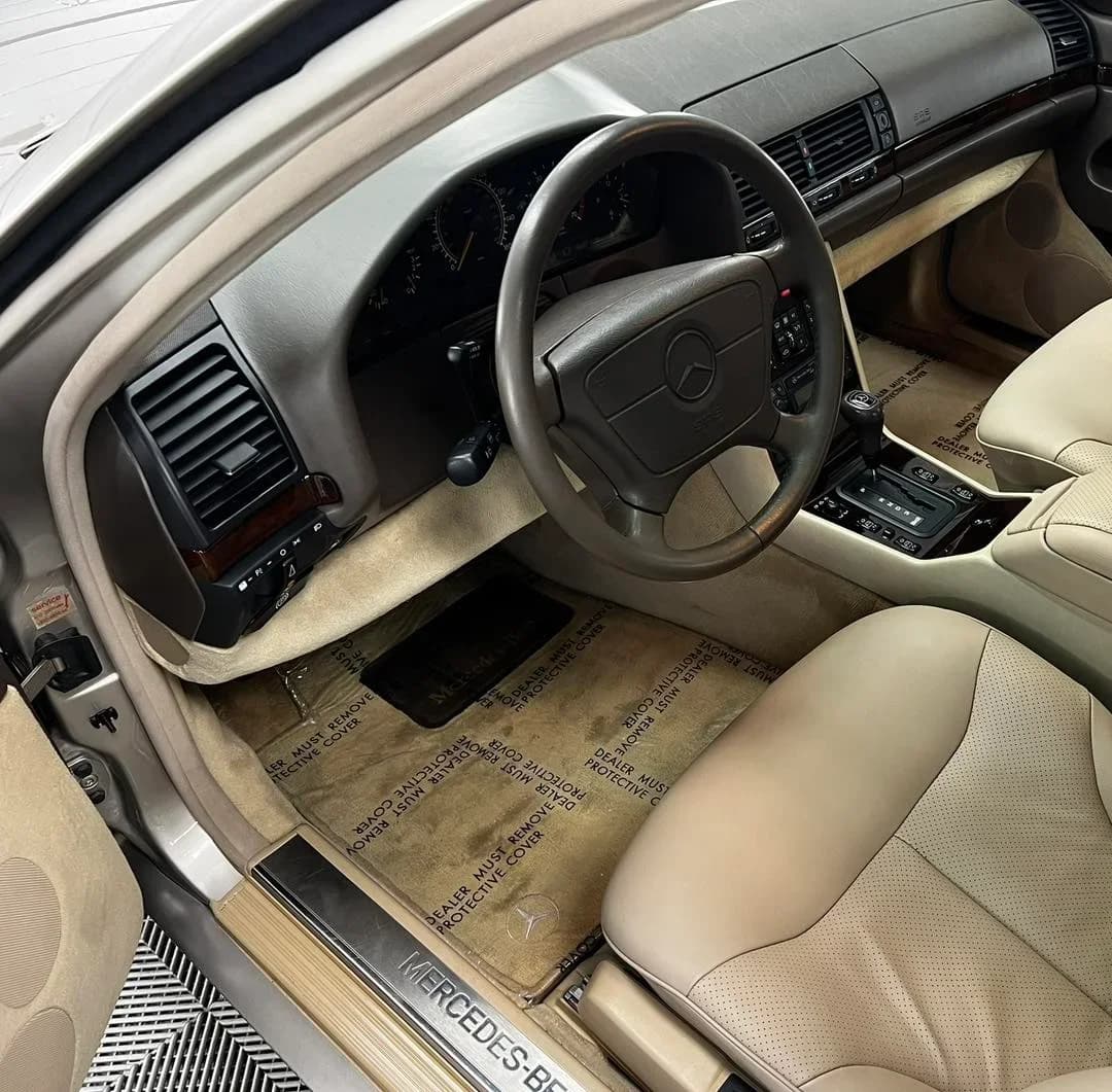 Poza interior Mercedes-Benz S500 in curs de reconditionare totala si aplicare tratament ceramic Krytex 7H in atelierul ETS Detailing Satu Mare.