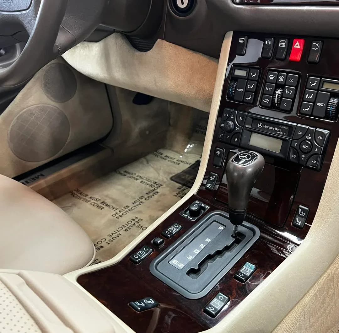 Poza pedale si consola Mercedes-Benz S500 in curs de reconditionare totala si aplicare tratament ceramic Krytex 7H in atelierul ETS Detailing Satu Mare.