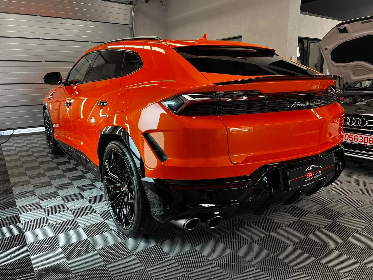 Poza spate lateral Lamborghini Urus SE protejat cu folie PPF Full Body si tratamente ceramice Krytex in cadrul atelierului ETS Detailing Satu Mare.