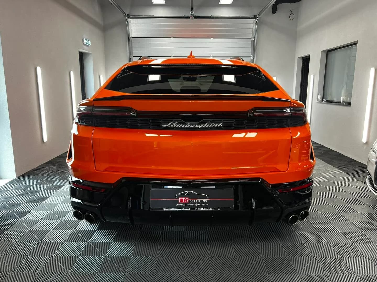 Poza spate Lamborghini Urus SE protejat cu folie PPF Full Body si tratamente ceramice Krytex in cadrul atelierului ETS Detailing Satu Mare.