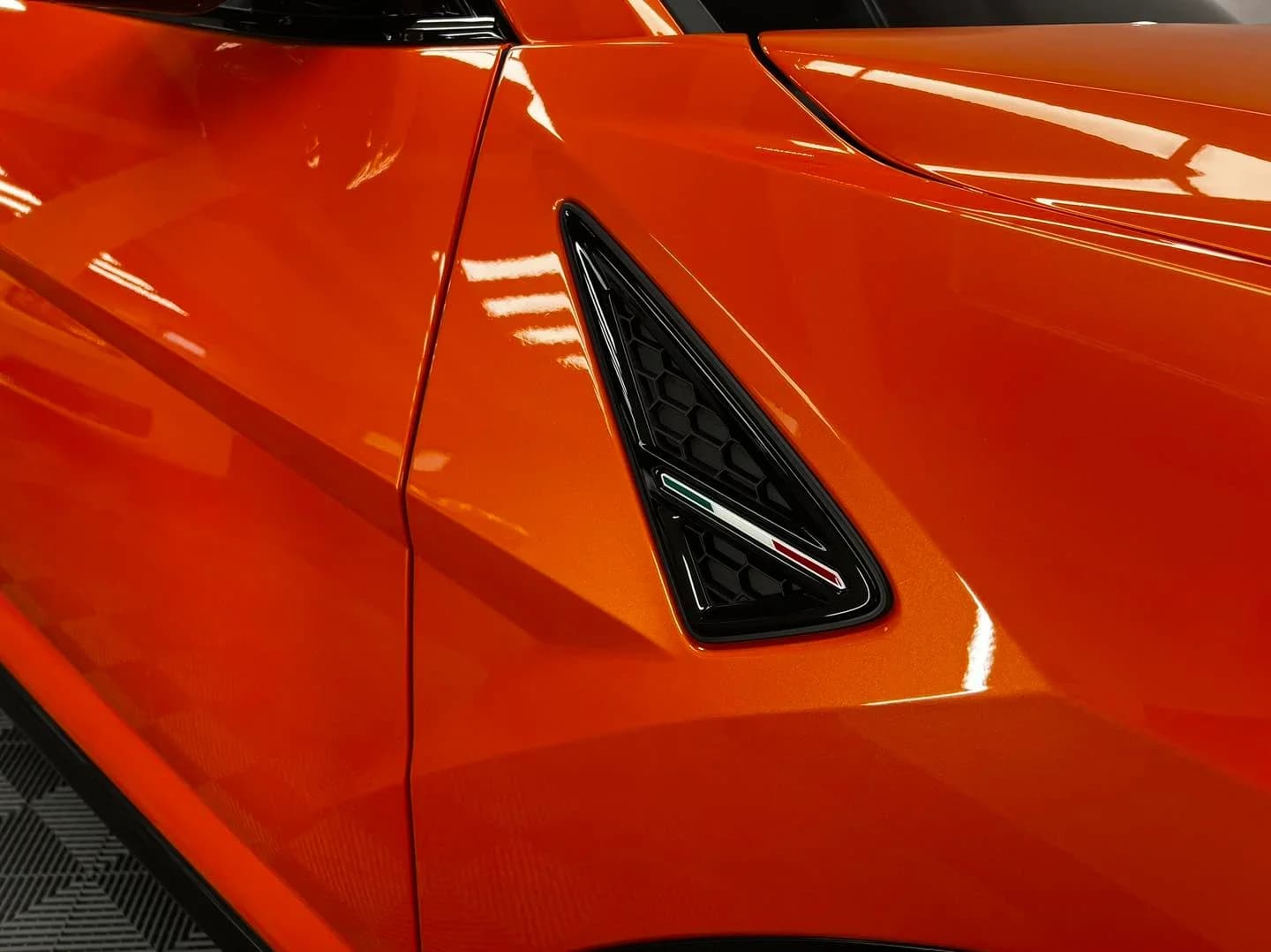 Poza grilaj lateral Lamborghini Urus SE protejat cu folie PPF Full Body si tratamente ceramice Krytex in cadrul atelierului ETS Detailing Satu Mare.