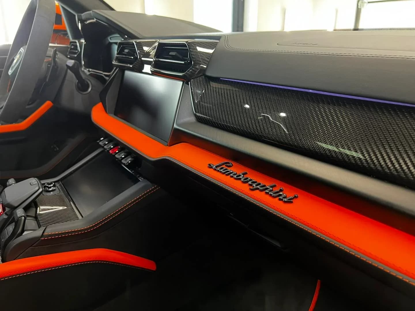 Poza interior dreapta Lamborghini Urus SE protejat cu folie PPF Full Body si tratamente ceramice Krytex in cadrul atelierului ETS Detailing Satu Mare.